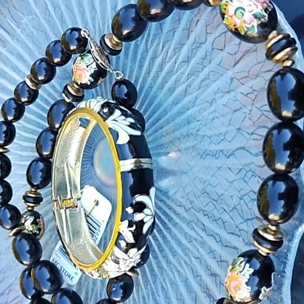 Gift Ideas Vintage   Beautiful floral Necklace and Bracelet (2 pieces)